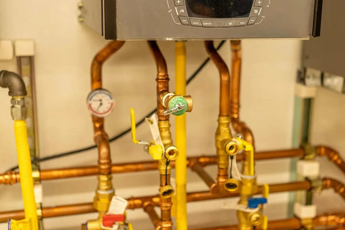 Licensed technician providing Emergency Plumbing for a homeowner in La CaÃÂ±ada Flintridge